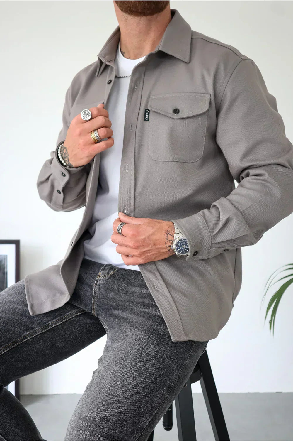 Vista frontale giacca camicia uomo autunnale, stile pulito e moderno.