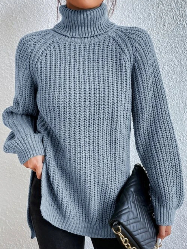 Abbigliamento donna: maglione collo alto con maniche raglan. Spacco laterale per un tocco moderno.