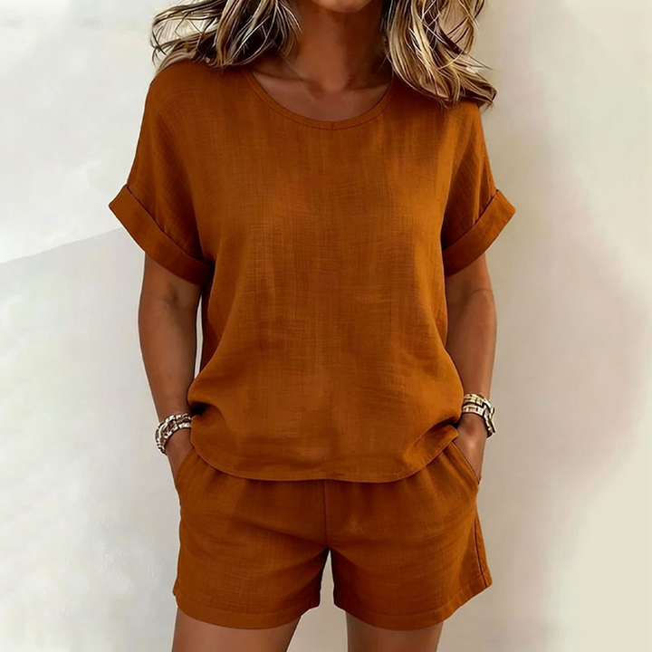 Abbigliamento donna estivo: completo elegante con t-shirt e shorts. Ideale per il tempo libero.