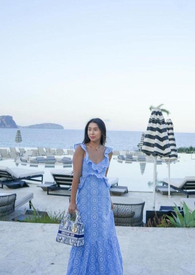 Abito estivo fluido e leggero, schiena scoperta e ricami a contrasto, moda mare.