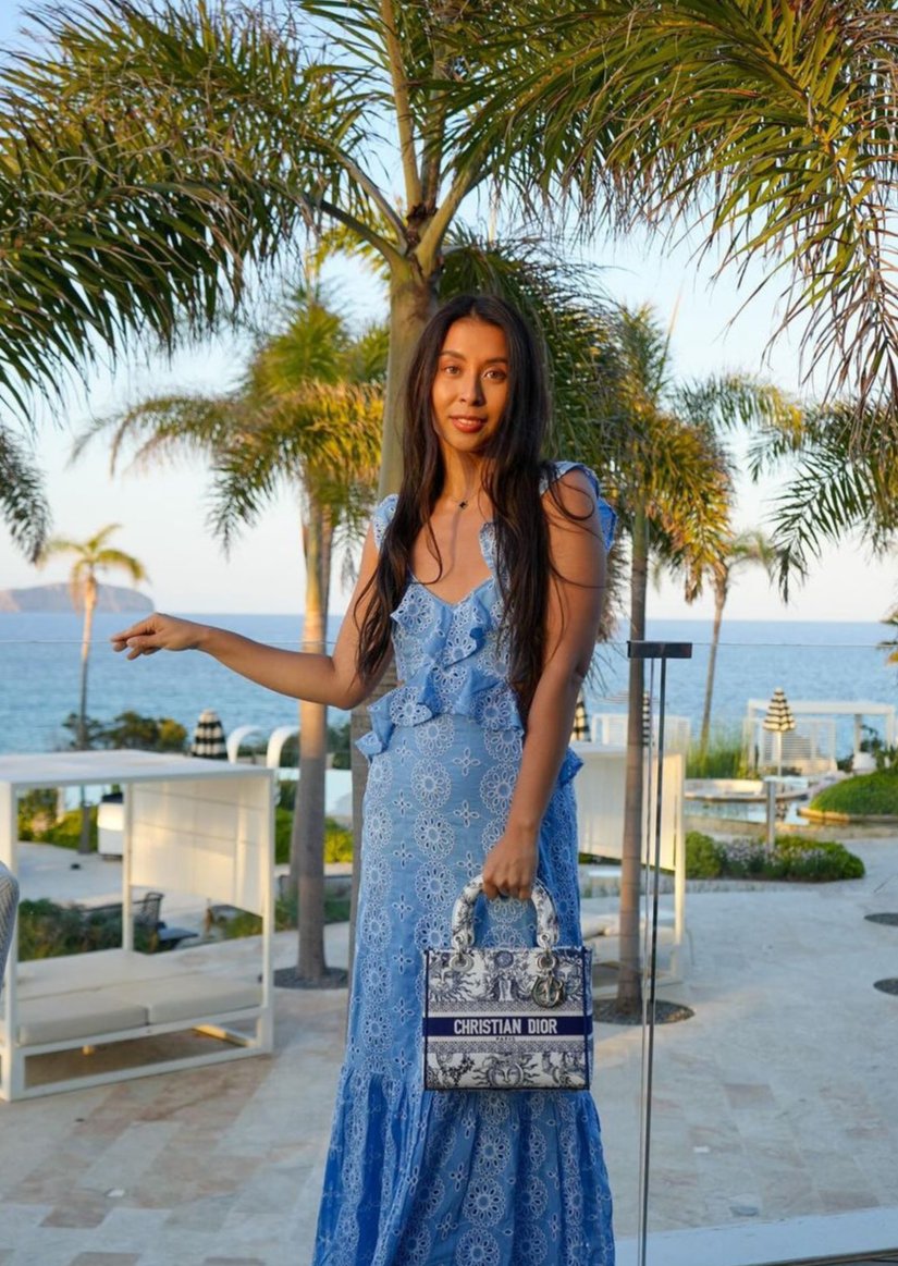 Maxi dress donna, ricamato con fili colorati, schiena scoperta per un tocco glamour estivo.