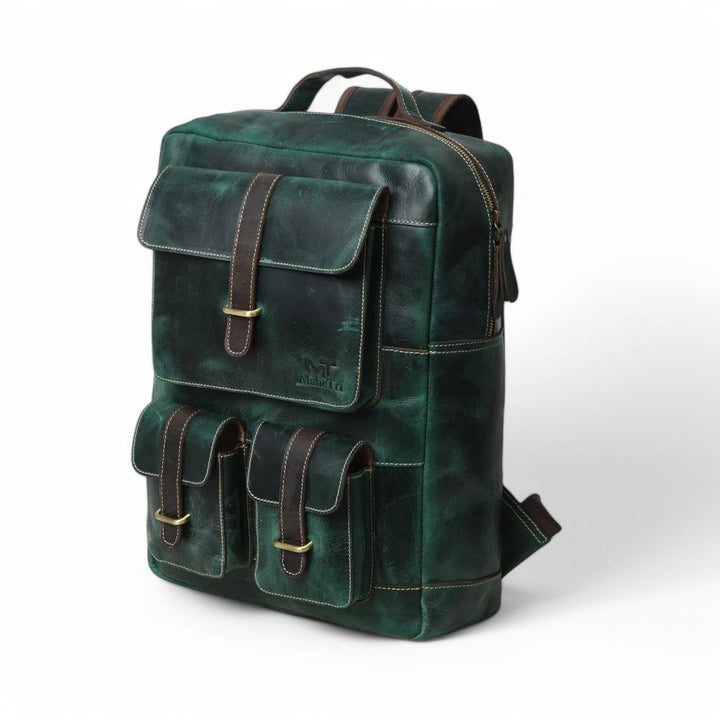 Zaino uomo multitasche verde bosco, vista frontale. Perfetto per viaggio e uso quotidiano.