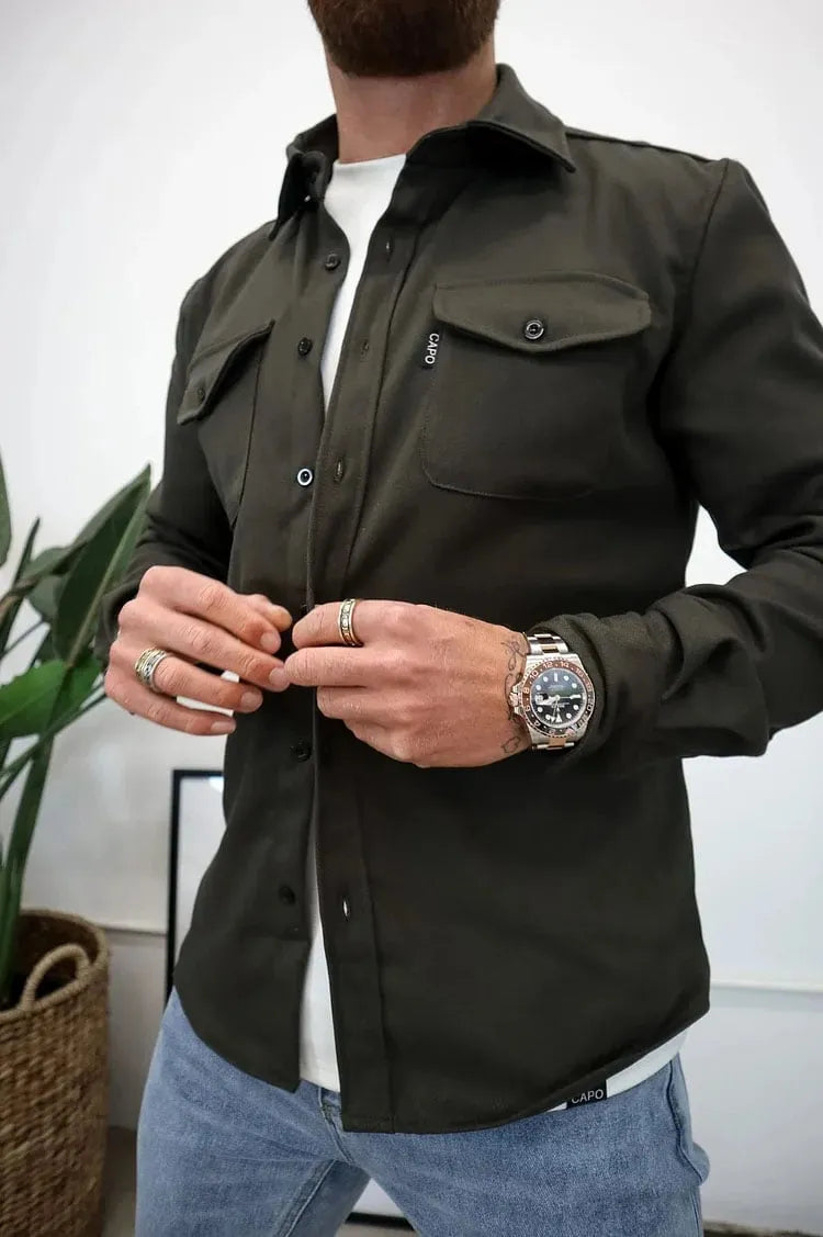 Camicia maschile con bottoni, abbigliamento moda uomo, elegante e comoda, versatile.