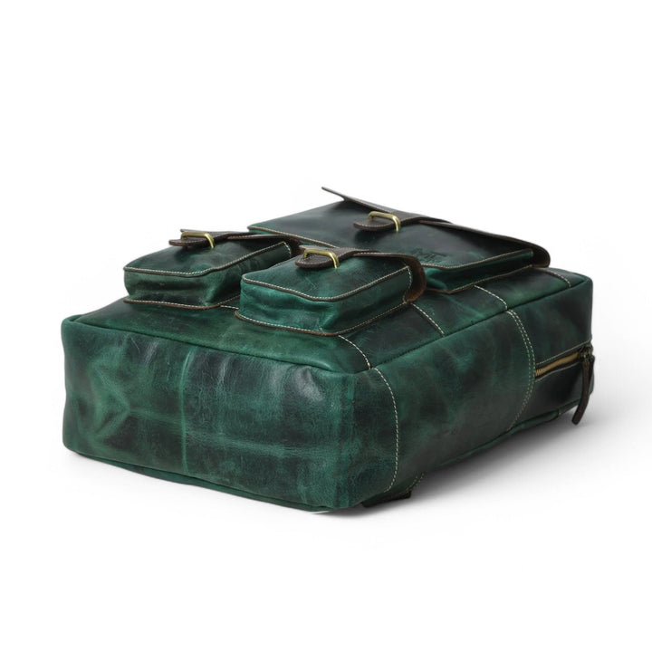 Accessorio uomo: zaino multitasche verde, elegante e funzionale, perfetto per lavoro o tempo libero.