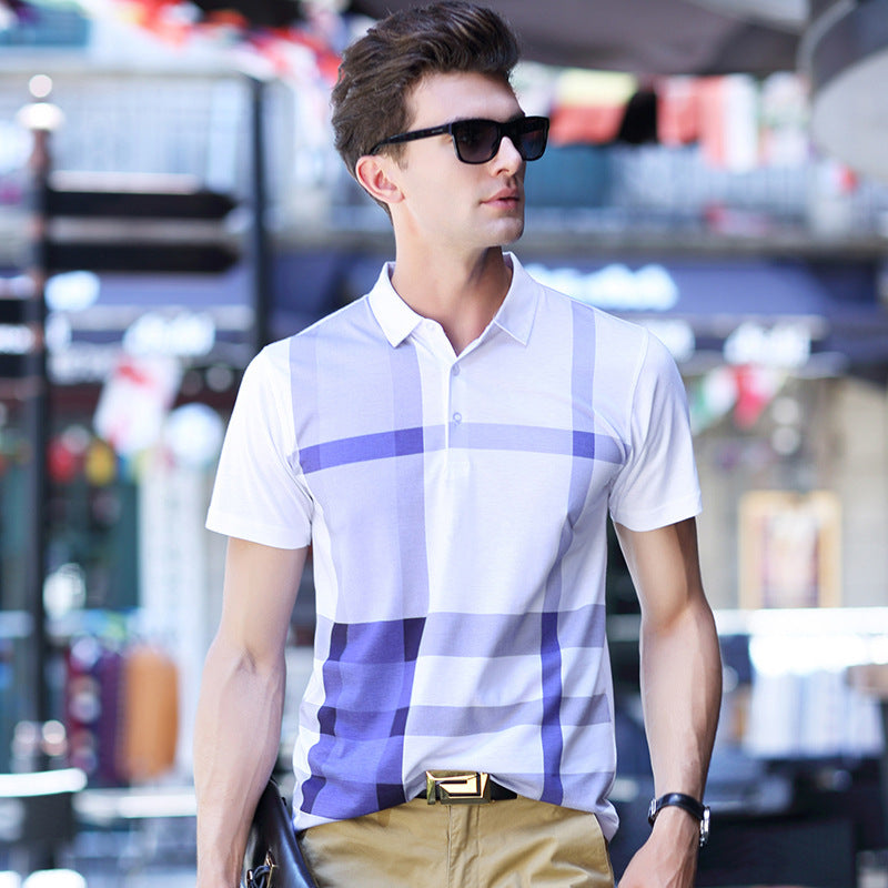 Polo uomo blu con colletto revers e maniche corte, un capo essenziale per la moda maschile estiva business casual.