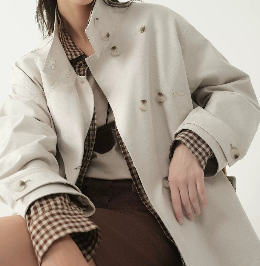 Dettaglio tessuto giacca donna doppiopetto, finitura sartoriale. Ideale per look elegante e casual chic autunno inverno.