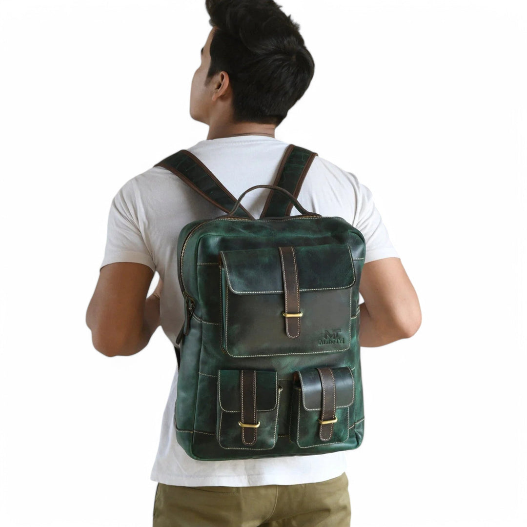 Dettaglio tasche: zaino uomo verde funzionale, ideale per organizzare oggetti quotidiani e da viaggio.