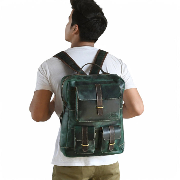 Dettaglio tasche: zaino uomo verde funzionale, ideale per organizzare oggetti quotidiani e da viaggio.