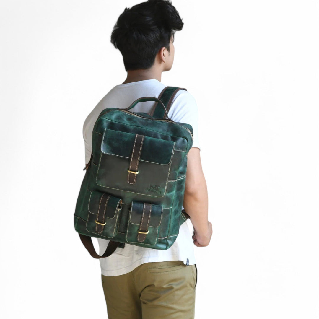 Zaino uomo verde scuro, con scomparti interni e cerniere resistenti, essenziale per ogni viaggio.