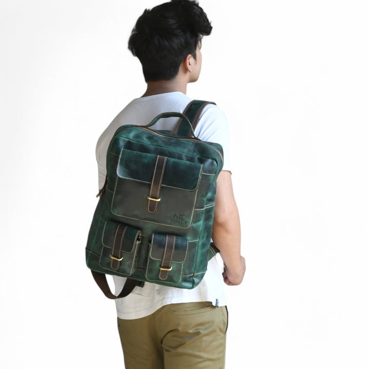 Zaino uomo verde scuro, con scomparti interni e cerniere resistenti, essenziale per ogni viaggio.