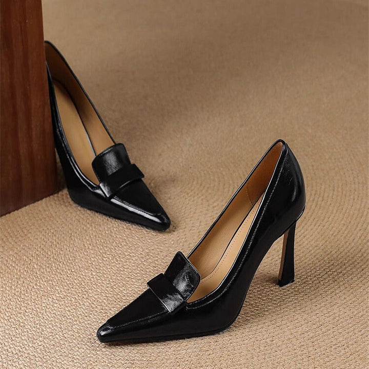 Primo piano décolleté donna a punta, tacco medio stabile, lucide, ideali per look formali e femminili.