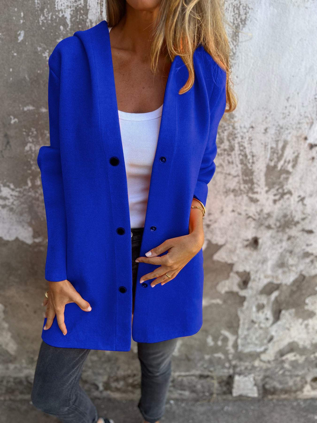 Cardigan comodo donna con cappuccio, bottoni, abbigliamento versatile e caldo.
