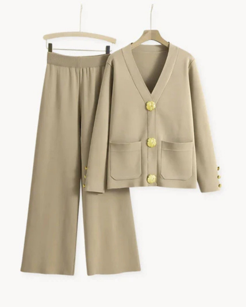 Set due pezzi in maglieria donna, cardigan morbido e pantaloni larghi per comfort chic autunno/inverno.