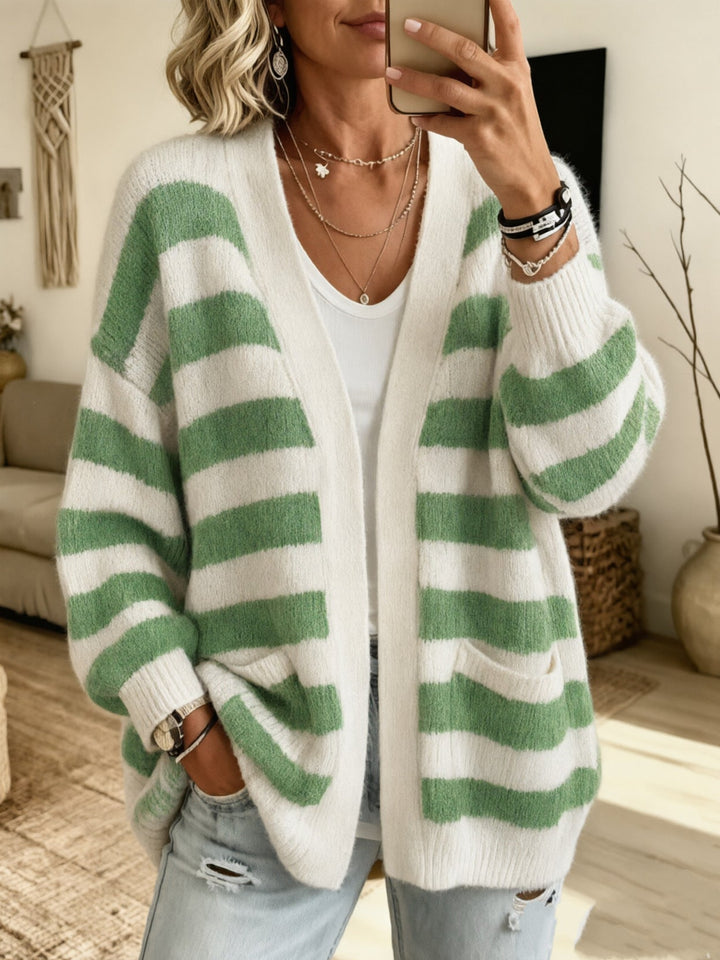 Cardigan donna lungo a righe, morbido e con tasche laterali. Stile comodo per outfit versatili e rilassati.
