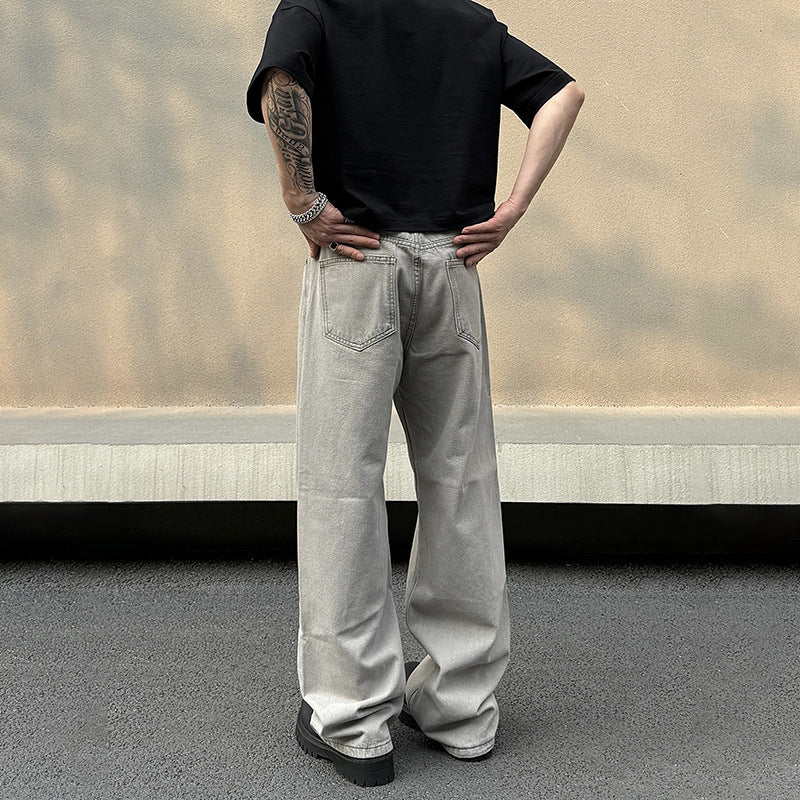 Moda maschile: pantaloni larghi grigi a vita media, comfort elevato e design retrò per ogni occasione.