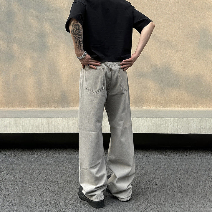 Moda maschile: pantaloni larghi grigi a vita media, comfort elevato e design retrò per ogni occasione.