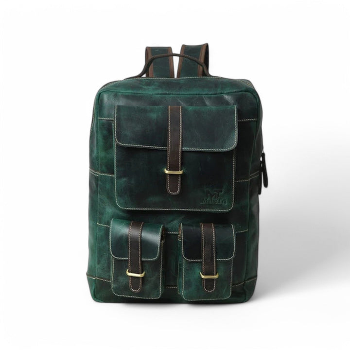 Zaino verde da uomo multitasche, robusto e pratico per avventure all'aperto o weekend fuori porta.