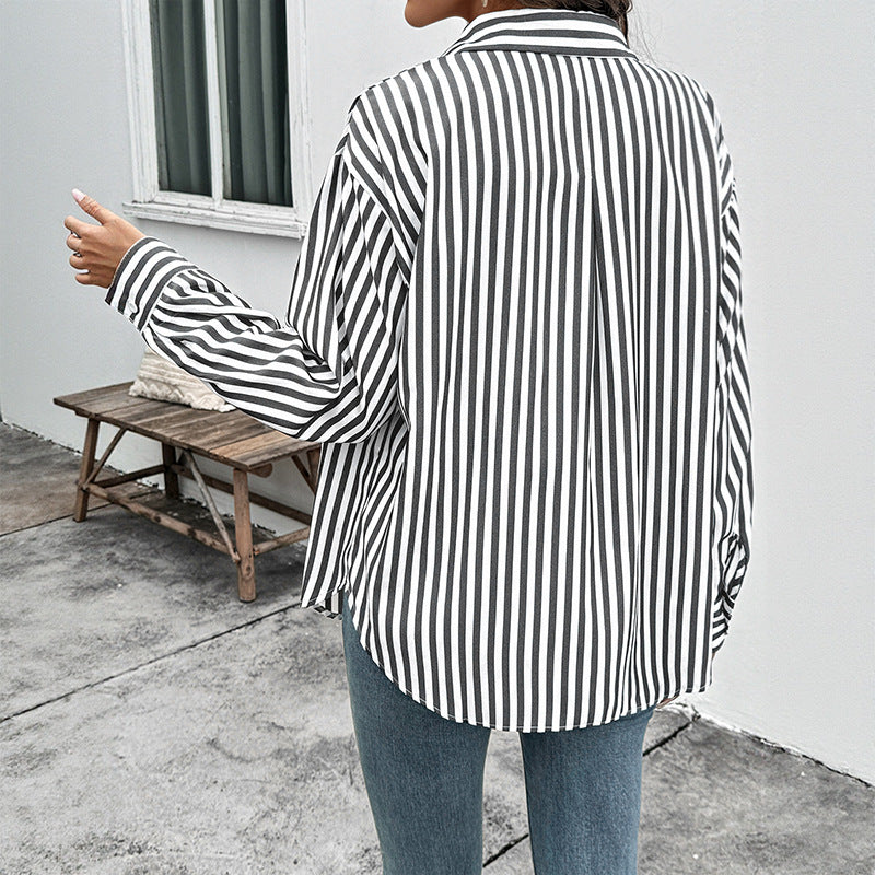 Camicia donna versatile a manica lunga a righe. Dettagli con bottoni, perfetta per outfit ufficio o casual chic.