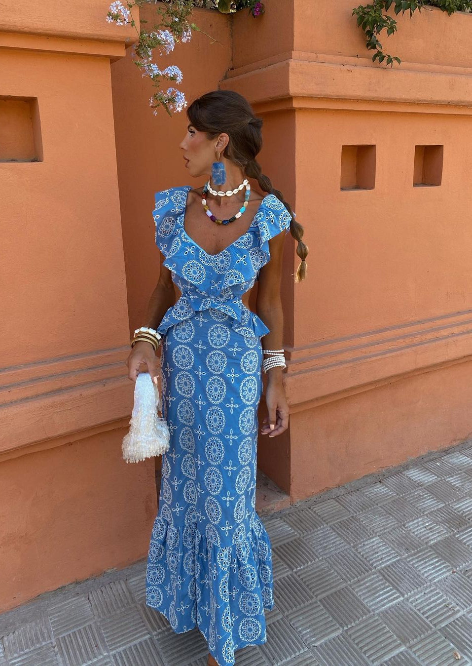 Abito da sera estivo donna con ricamo sofisticato e schiena scoperta, look elegante.