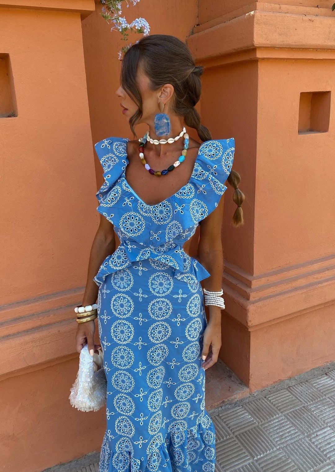 Maxi dress donna estivo, scollo a V e dettagli ricamati sulla schiena scoperta, stile unico.