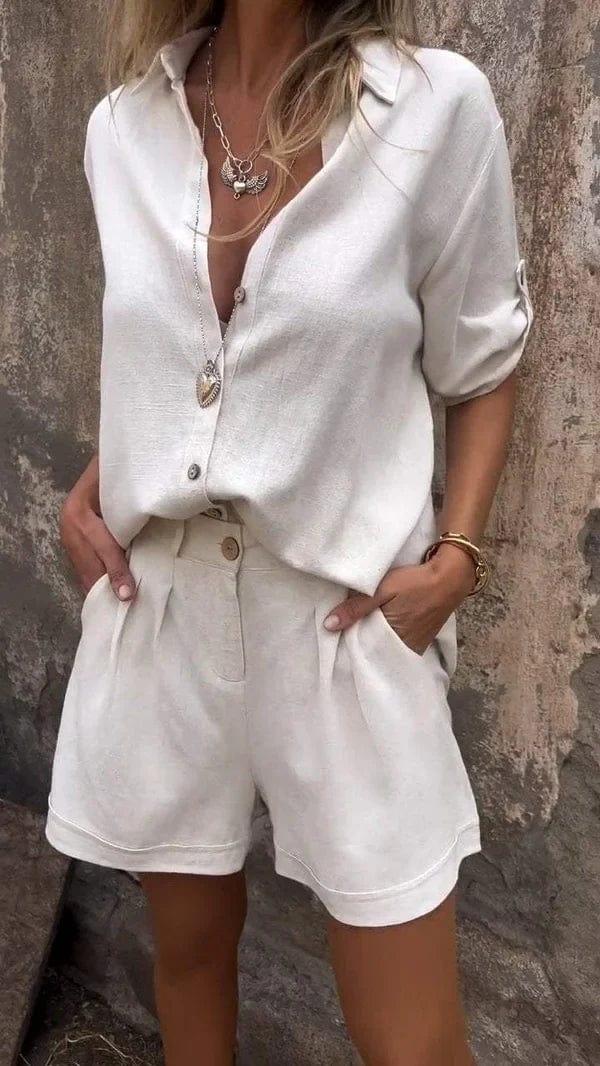 Abbigliamento estivo completo donna con camicia e pantaloncini. Stile casual e confortevole per la moda estiva.
