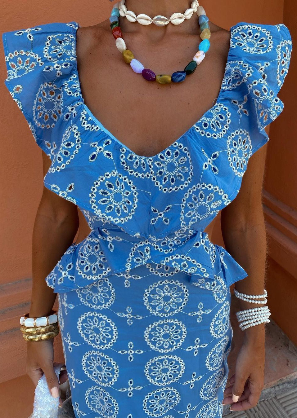 Vestito maxi da donna per vacanze, schiena scoperta ricamata, tessuto leggero e traspirante.