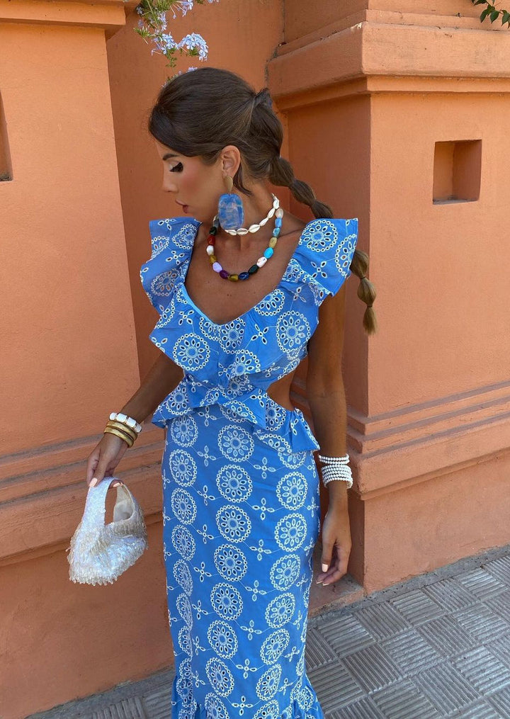 Abito lungo estivo ricamato per donna, schiena nuda e tessuto fluido, moda mare chic.