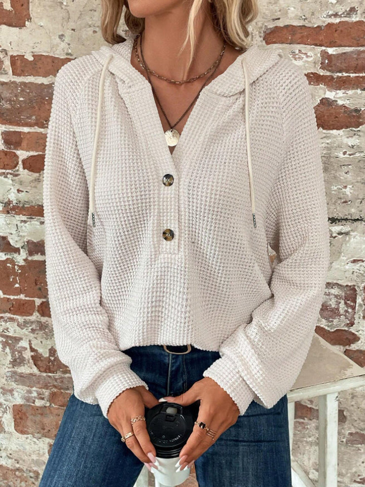 Felpa donna morbida con cappuccio e bottoni, ideale per un outfit rilassato e moderno.