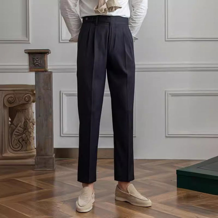 Pantaloni eleganti da uomo, taglio dritto, perfetti per un outfit business-casual raffinato.