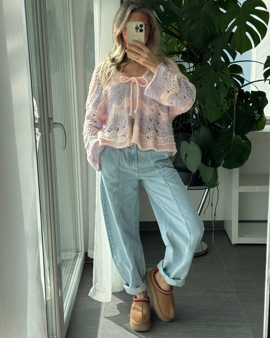 Jeans donna azzurro chiaro a gamba larga, vita media. Stile moderno con vestibilità effetto barrel per comfort casual.