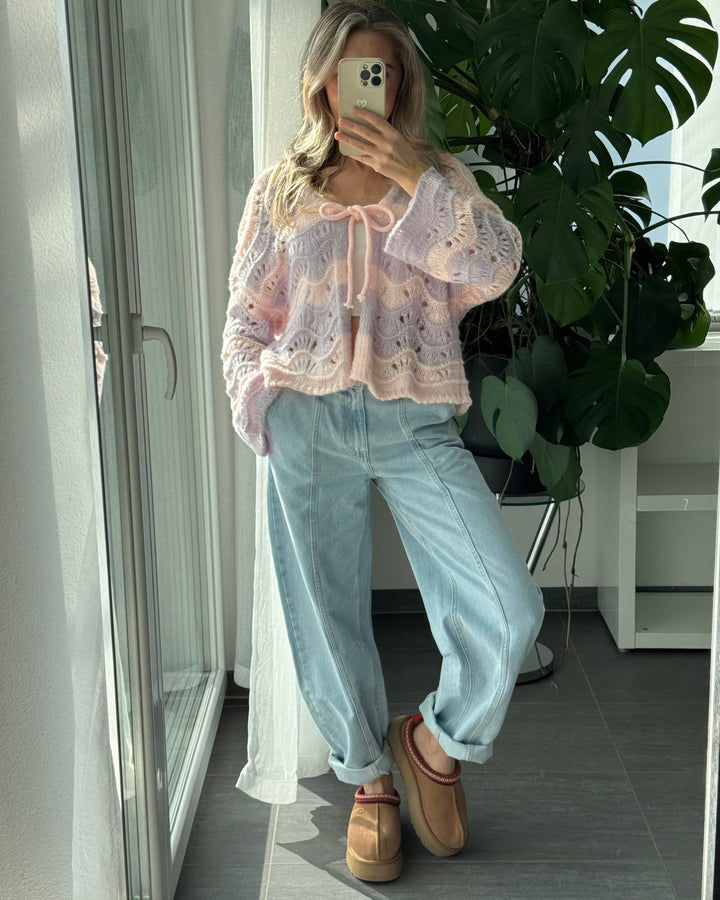 Jeans donna azzurro chiaro a gamba larga, vita media. Stile moderno con vestibilità effetto barrel per comfort casual.