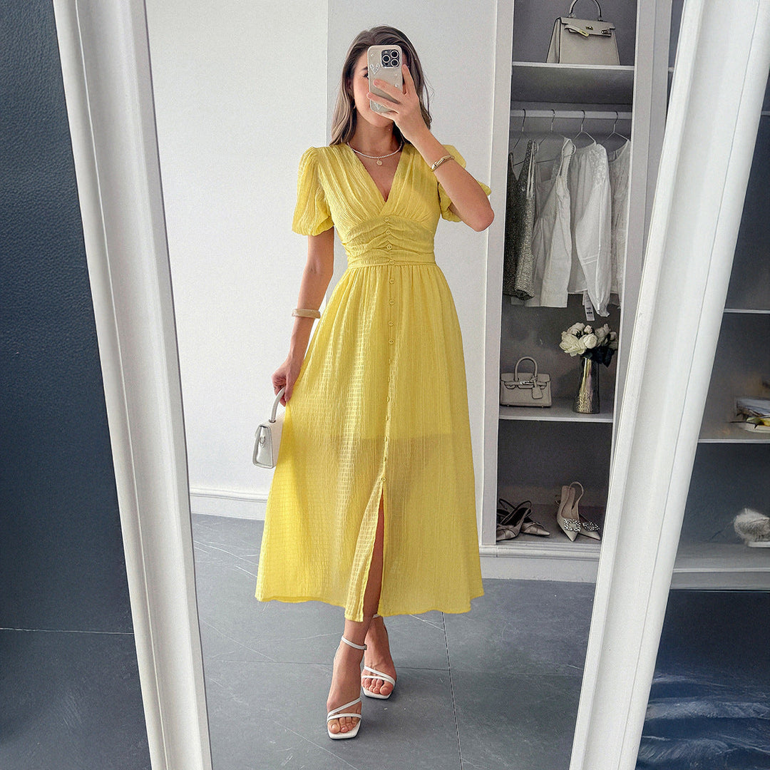 Elegante abito lungo donna con scollo a V e design pieghettato. Perfetto per serate estive o eventi casual.