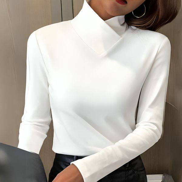 Top donna sagomato a collo alto in maglia morbida, ideale per l'inverno. Elegante e confortevole.