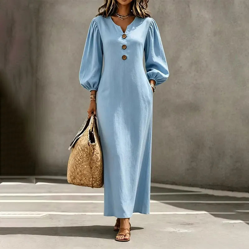 Dettaglio scollo a V su abito maxi donna multicolore, con maniche a sbuffo, ideale per un look estivo casual chic.