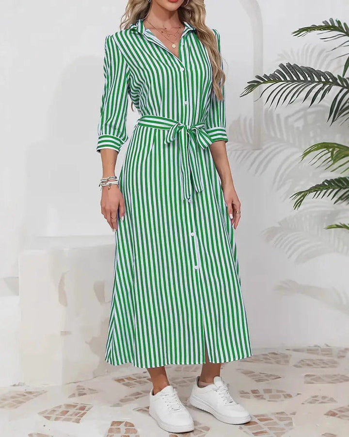 Abito camicia donna lungo a righe con colletto a rever, bottoni e dettagli patchwork, ideale per ogni occasione.