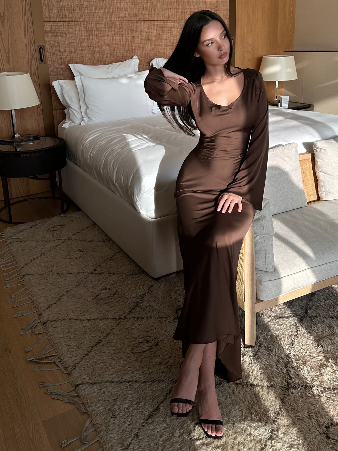 Donna autunno: abito lungo con maniche lunghe, elegante e senza tempo.