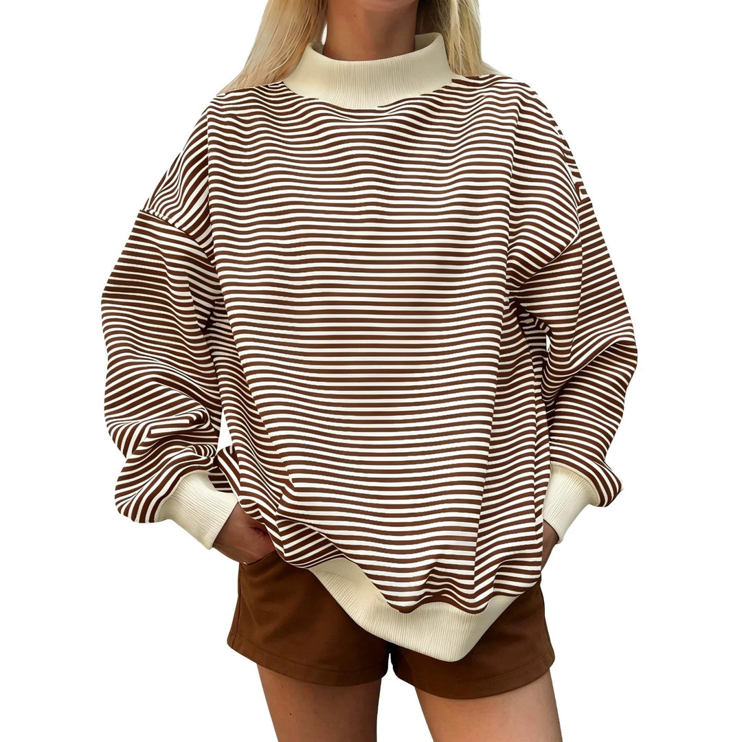 Dettaglio maglione donna a righe, maniche lunghe, tessuto morbido, abbigliamento casual autunnale di moda.