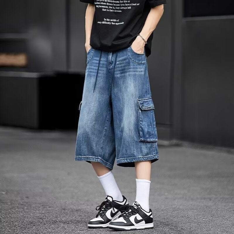 Pantaloni capri uomo multi-tasche blu scuro a vestibilità comoda, ideali per tempo libero e look casual estivo.
