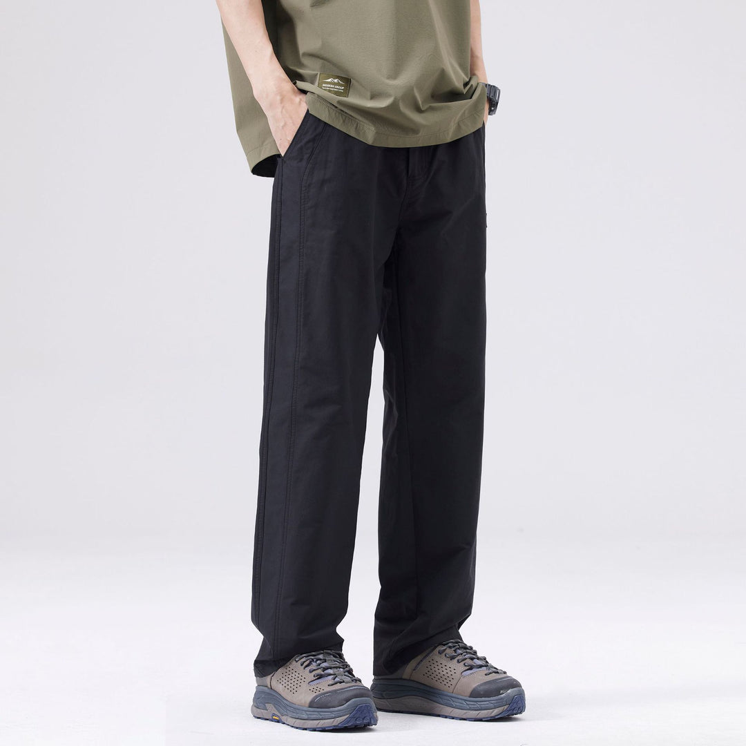 Versatili pantaloni casual uomo a gamba dritta e vita media, tinta unita. Perfetti per un look streetwear comodo e attuale.
