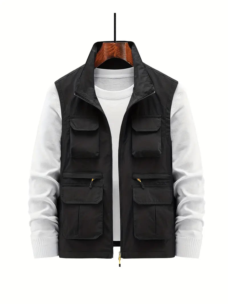 Gilet uomo multitasche con zip, perfetto per viaggio e outdoor. Praticità e stile casual.