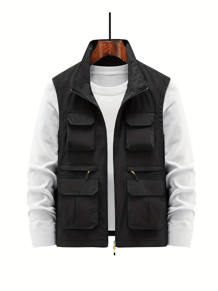 Gilet uomo multitasche con zip, perfetto per viaggio e outdoor. Praticità e stile casual.