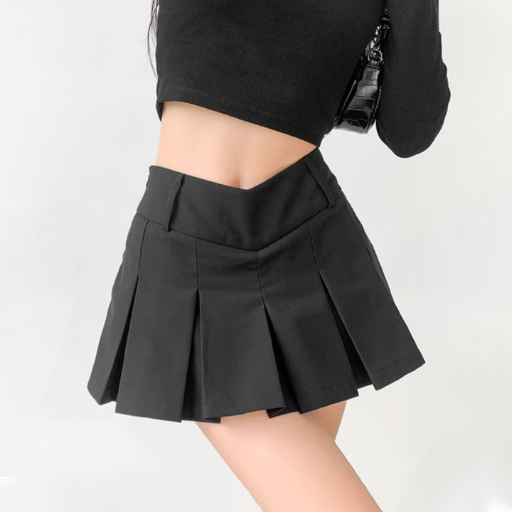 Gonna mini donna a campana con vita a V e pieghe fluide. Shorts interni garantiscono libertà di movimento.