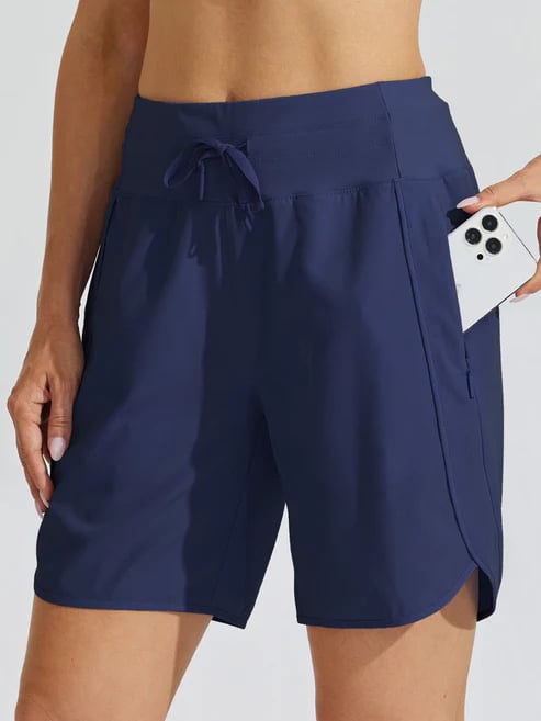 Texture tessuto morbido e traspirante di shorts donna vita alta, ideali per comfort estivo e fitness.