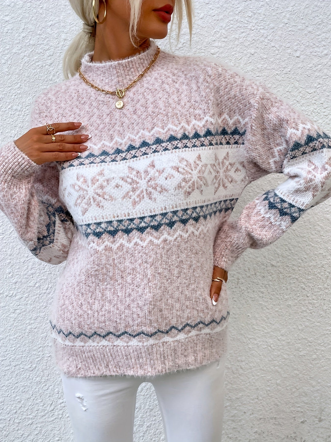 Maglione invernale grigio per donna, collo alto e fiocchi di neve, ideale per giornate fredde.