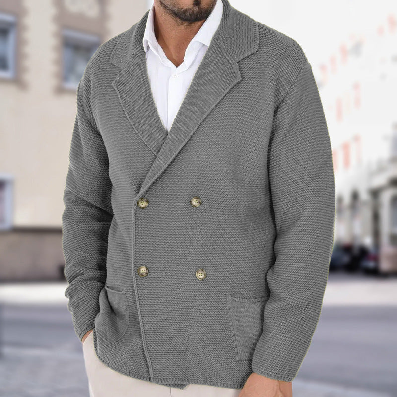 Elegante cardigan uomo doppiopetto con colletto rovesciato, un capo essenziale per la moda e l'abbigliamento maschile.