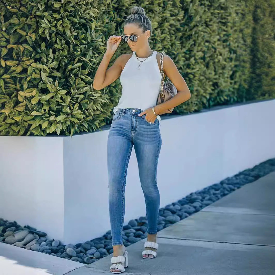 Comodi pantaloni skinny donna celesti a vita media, elasticizzati. Stile casual e moda, perfetti per ogni occasione.