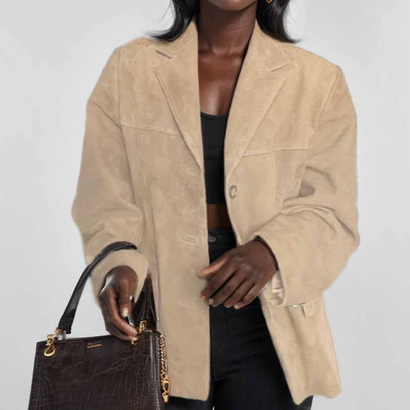 Moda donna: blazer primaverile aderente con bottoni, outerwear versatile e giacca elegante per ogni stagione.