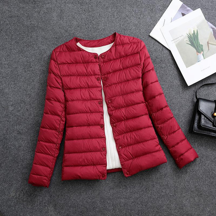Piumino donna corto, leggero, versatile, scollo rotondo, per un tocco di moda.