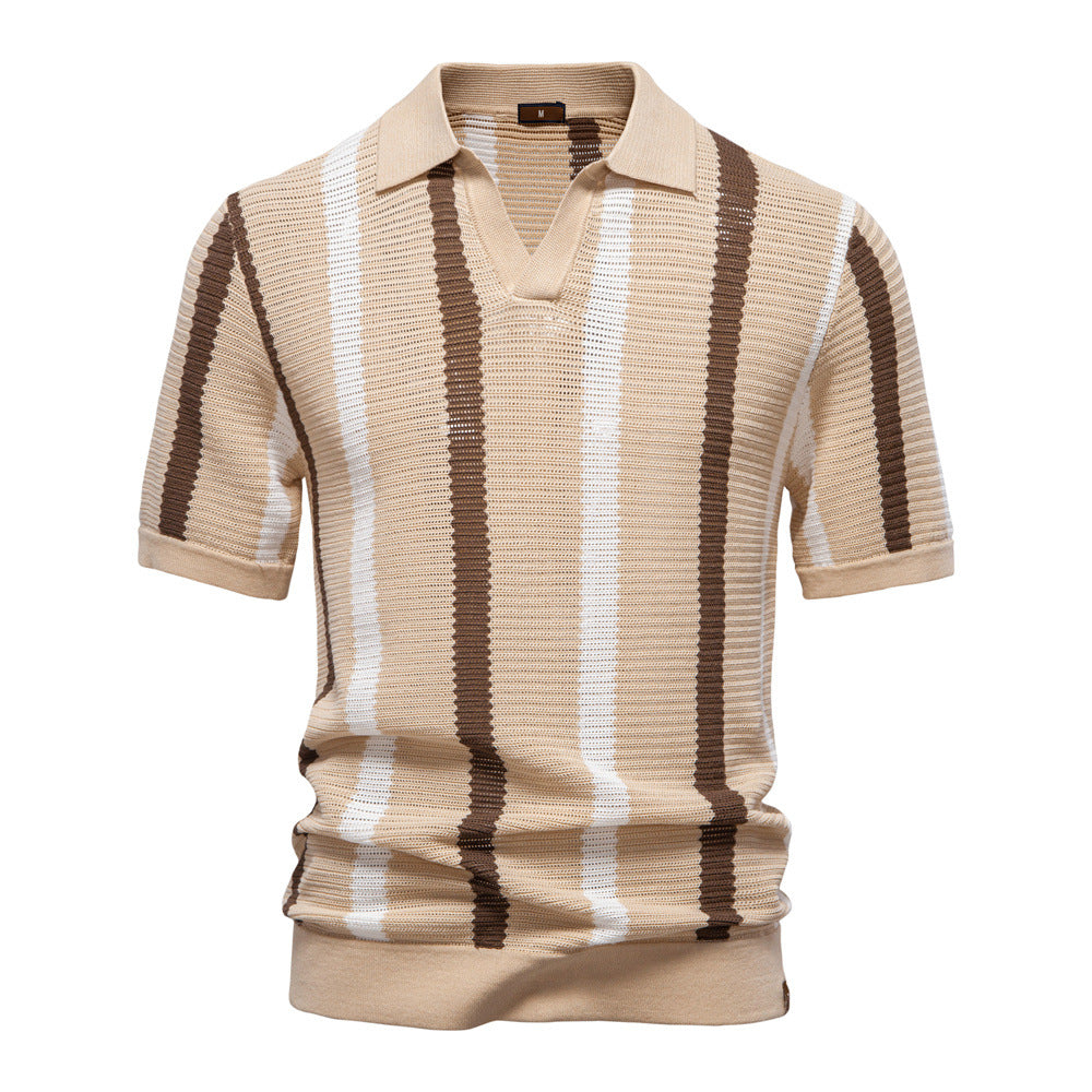 Elegante polo uomo a maniche corte, con raffinate righe traforate. Stile moderno per la moda estiva maschile.