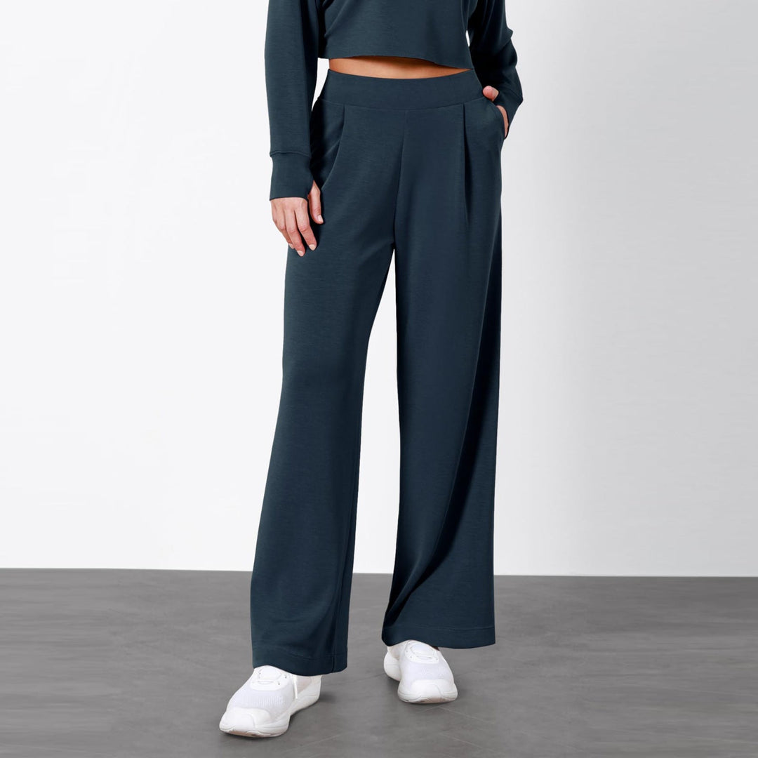 Pantaloni drappeggiati da donna a vita alta, gamba dritta. Un tocco di stile unico per ogni outfit.